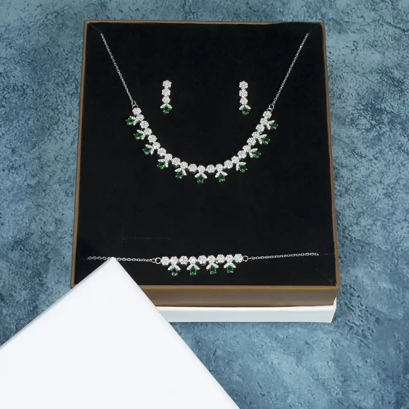 نیم ست نقره زنانه مدل فلاور زمرد AMT-N224