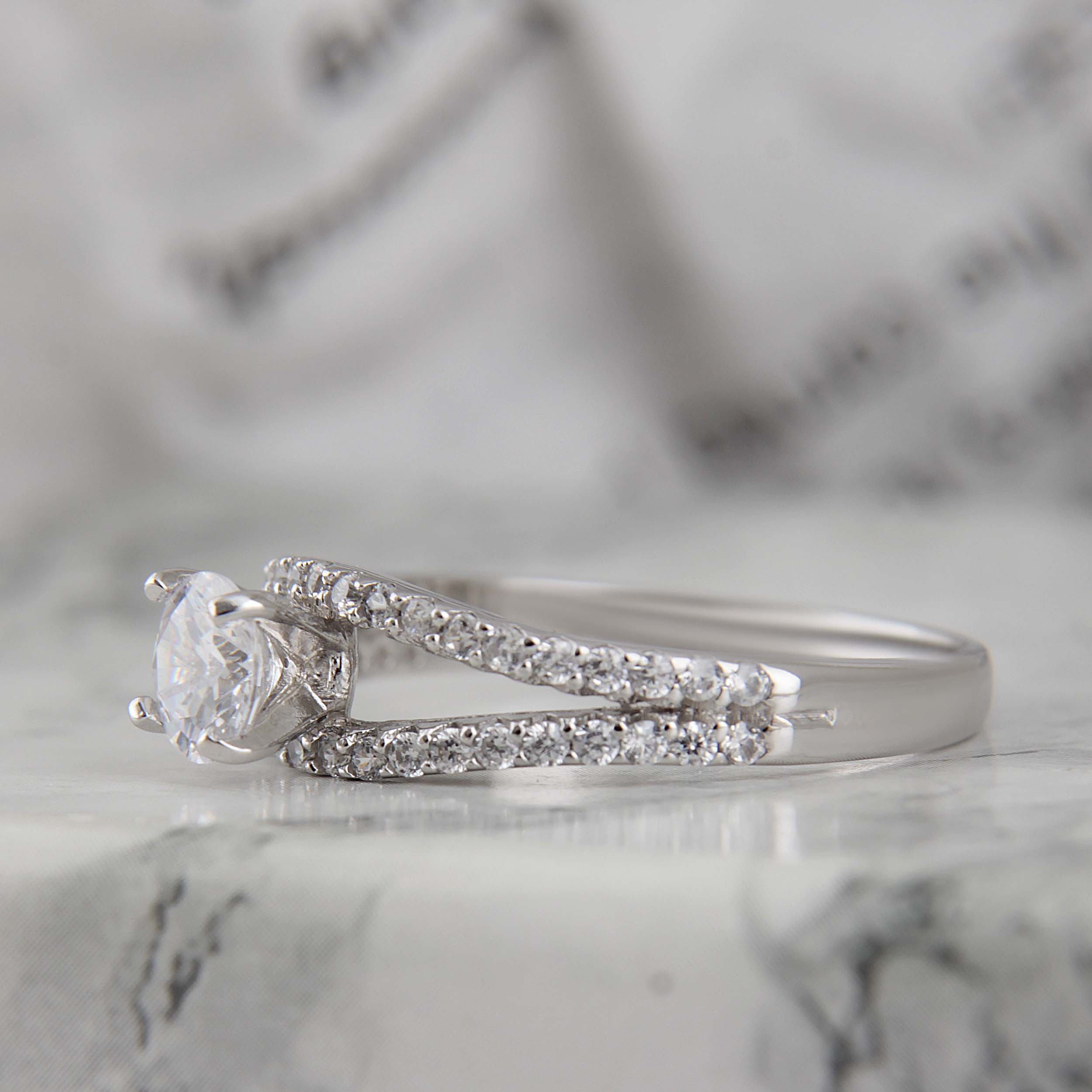 انگشتر نقره زنانه بازرگانی میلادی مدل نگین برلیان اتمی ابکاری رادیوم کد AWR_1430