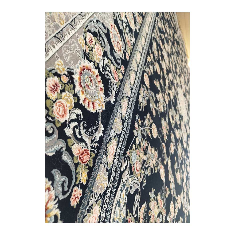 فرش ماشینی 1200 شانه زمینه سرمه‌ای حاشیه سرمه ای مدل ترمه