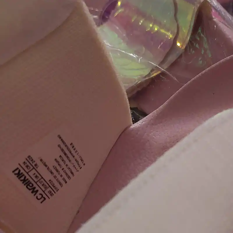 دمپایی زنانه ال سی وایکیکی مدل طبی هولوگرامی بال فرشته