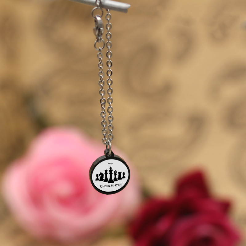 آویز ساعت زنانه ناکسیگو مدل شب تاب طرح شطرنج کد AW7231