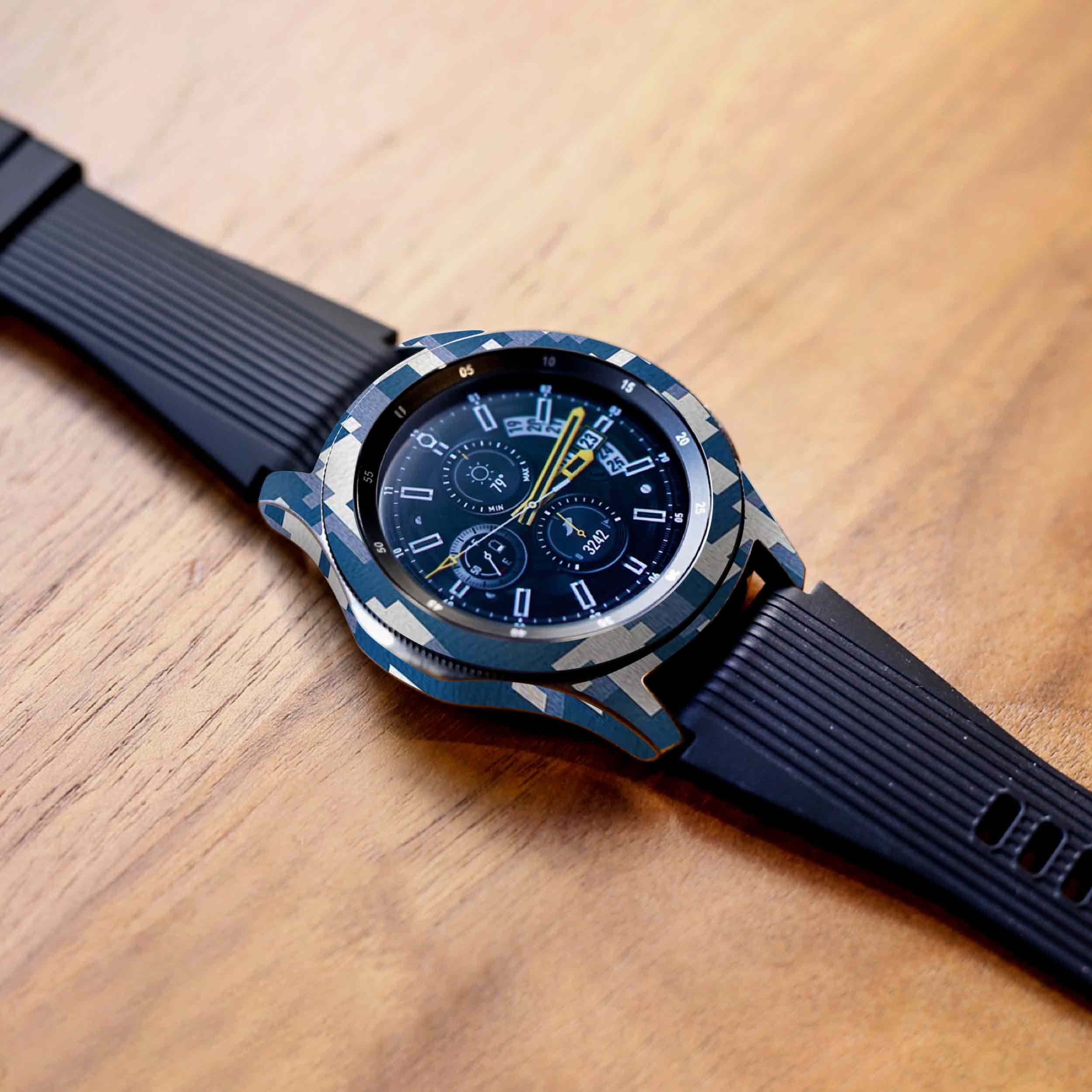 برچسب ماهوت طرح Army-Winter-Pixel مناسب برای ساعت هوشمند سامسونگ Galaxy Watch 46mm