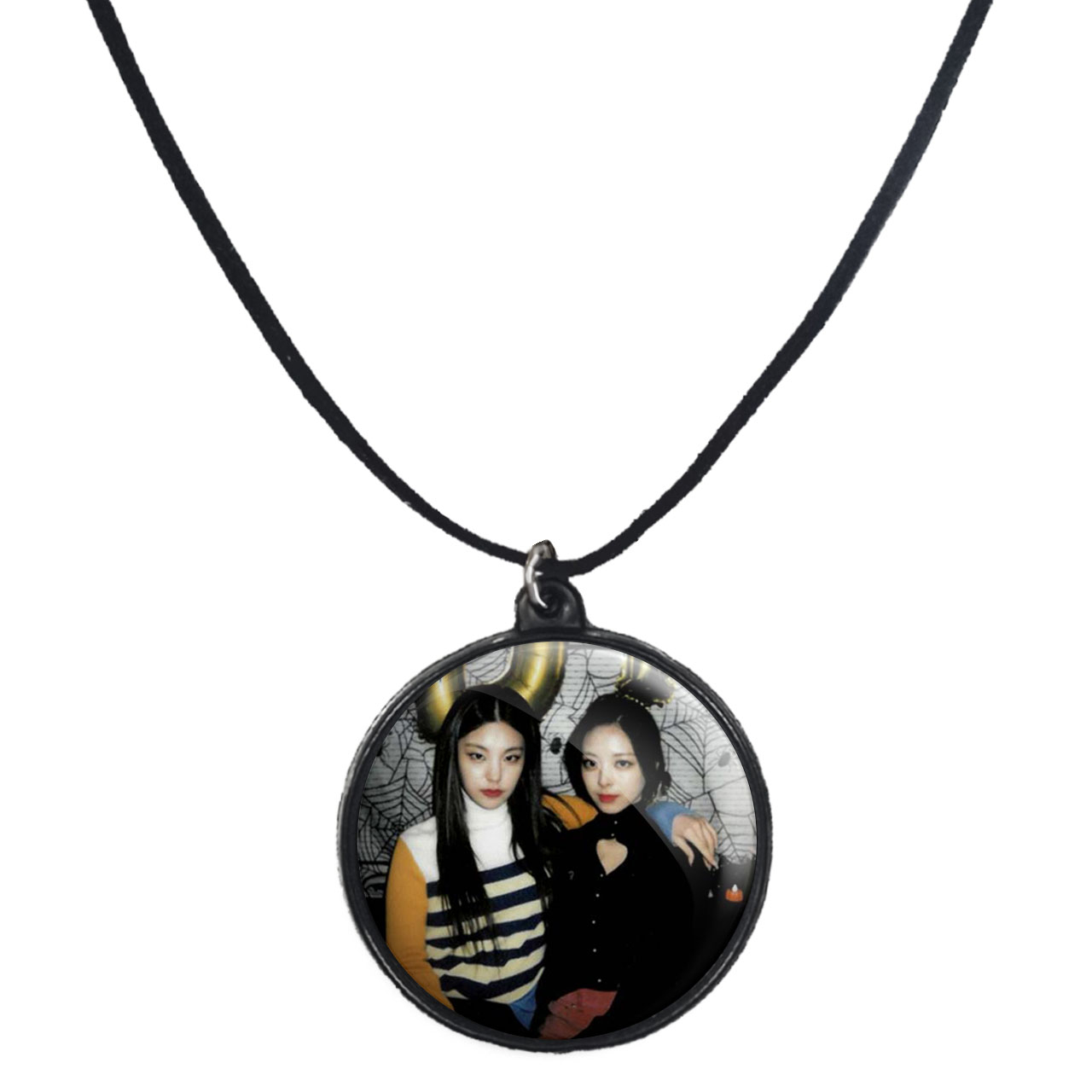 گردنبند پرمانه طرح گروه موسیقی ایتزی کد pmb.13188 مدل دو طرفه