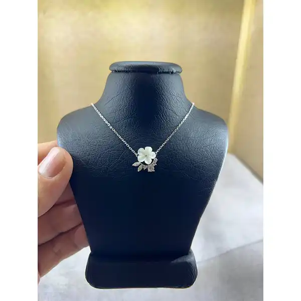 گردنبند نقره زنانه سواروسکی مدل گل صدف دار کد 3215454