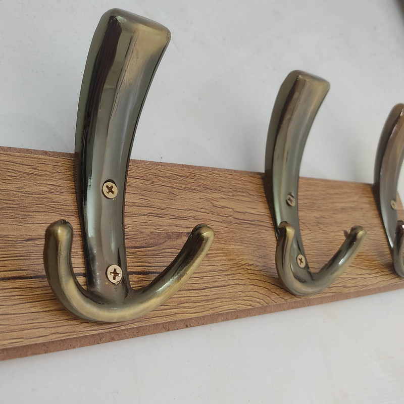 آویز لباس مدل دیواری چهار شاخه