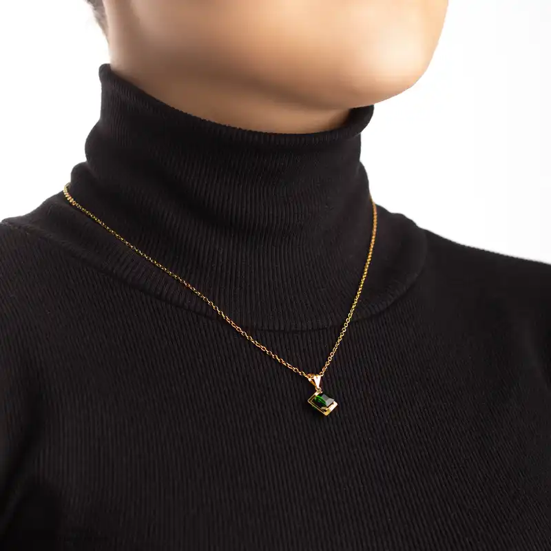 گردنبند طلا 18 عیار زنانه ناریا مدل مکعب رنگ سبز