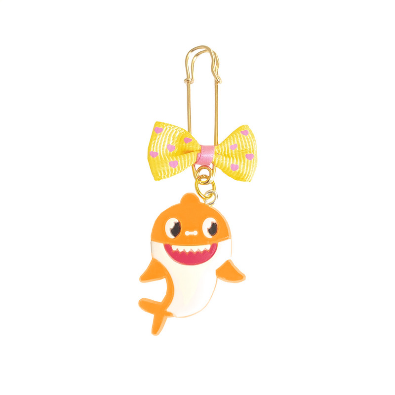 سنجاق سینه دخترانه مدل کوسه ماهی کد 03