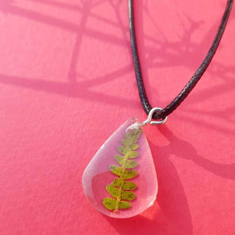 گردنبند دخترانه مدل رزینی طرح سرخس گردنبند دخترانه مدل رزینی طرح سرخس