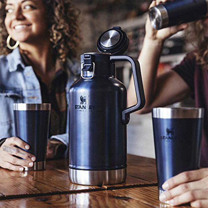 فلاسک استنلی مدل CLASSIC EASY-POUR GROWLER کد F 2021 گنجایش 2 لیتر