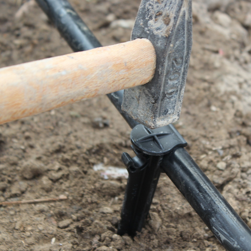 پایه نگهدارنده لوله آبیاری مدل C-106 بسته 50 عددی