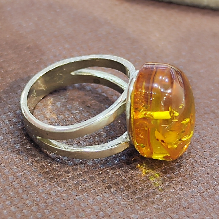 انگشتر نقره زنانه مدل سنگ کهربا کد 553 انگشتر نقره زنانه مدل سنگ کهربا کد 553