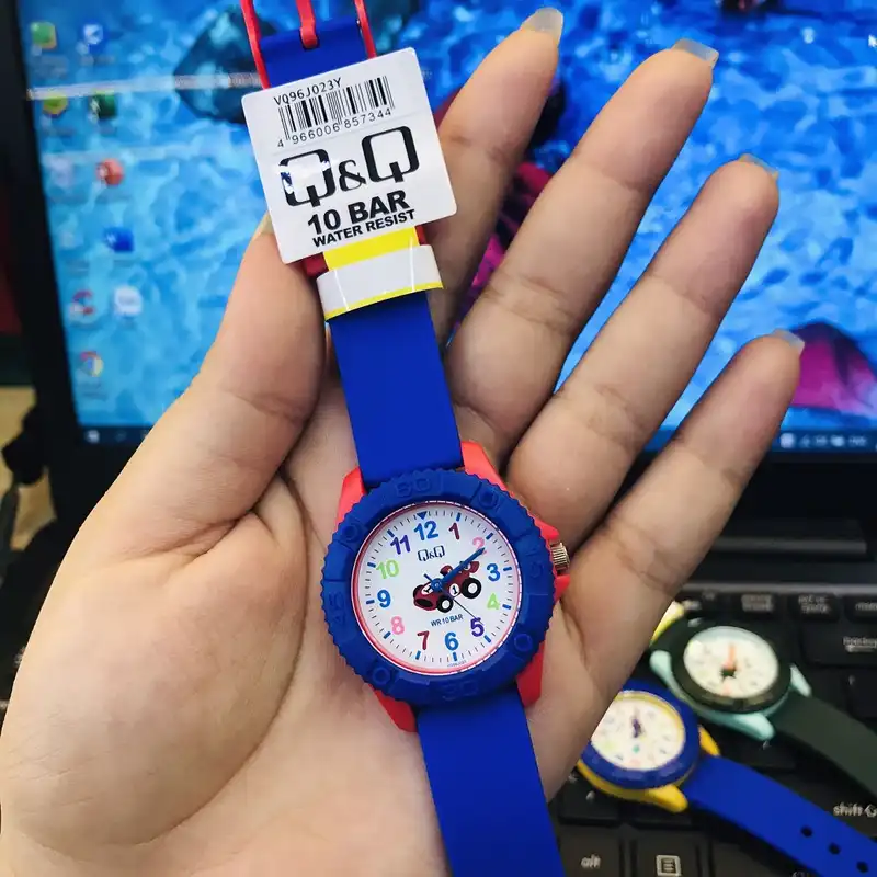 ساعت  مچی عقربه ای پسرانه کیو اند کیو مدل VQ96J023Y