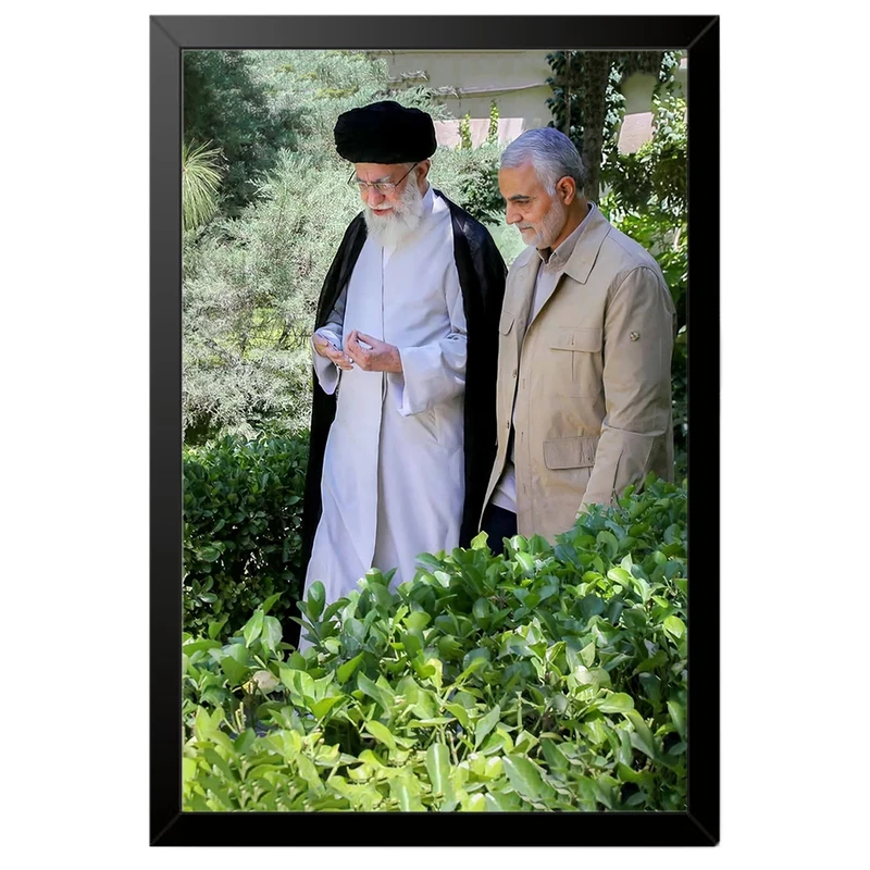 تابلو بکلیت طرح رهبر معظم آیت الله خامنه ای و سردار شهید حاج قاسم سلیمانی مدل B-po2020 فریم مشکی