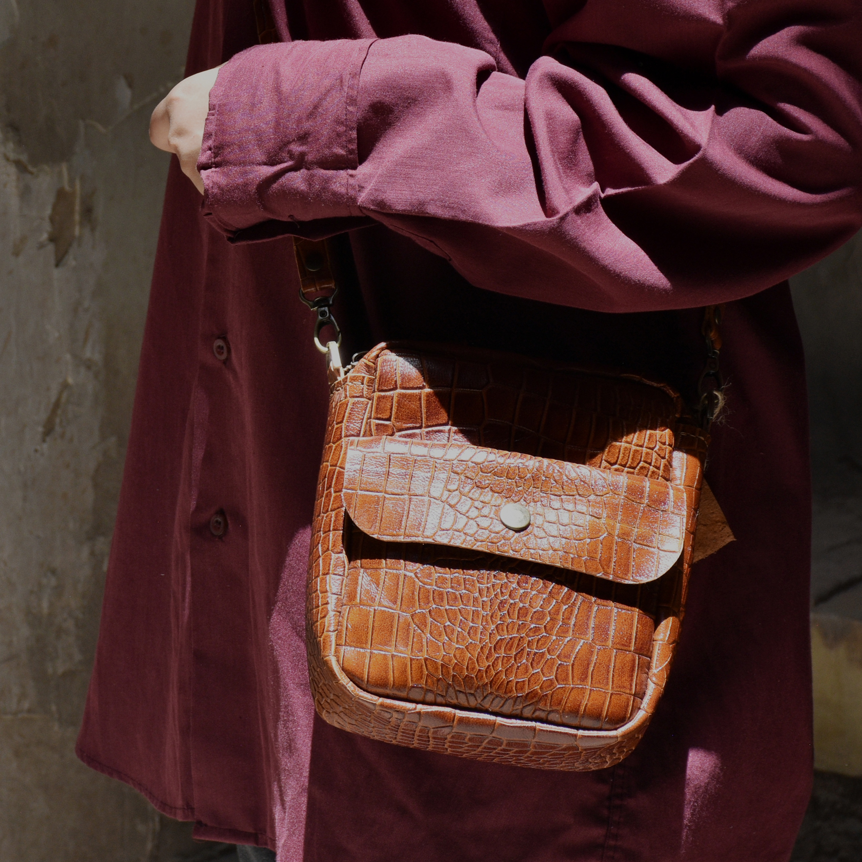 کیف دوشی دست دوز چرمکده چارما مدل کروکو اسپرت