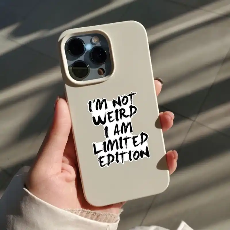 استیکر تزئینی موبایل و تبلت لولو مدل من عجیب نیستم  نسخه محدودم کد 285