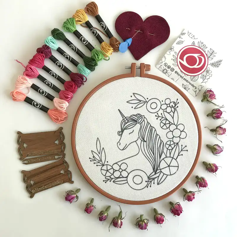 بسته آموزش گلدوزی مدل اسب شاخدار در گلها مجموعه ۱۸ عددی