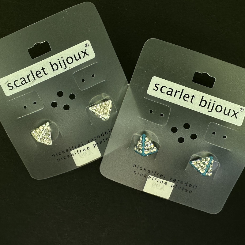 گوشواره زنانه اسکارلت بیجوکس مدل مثلث نگین دار