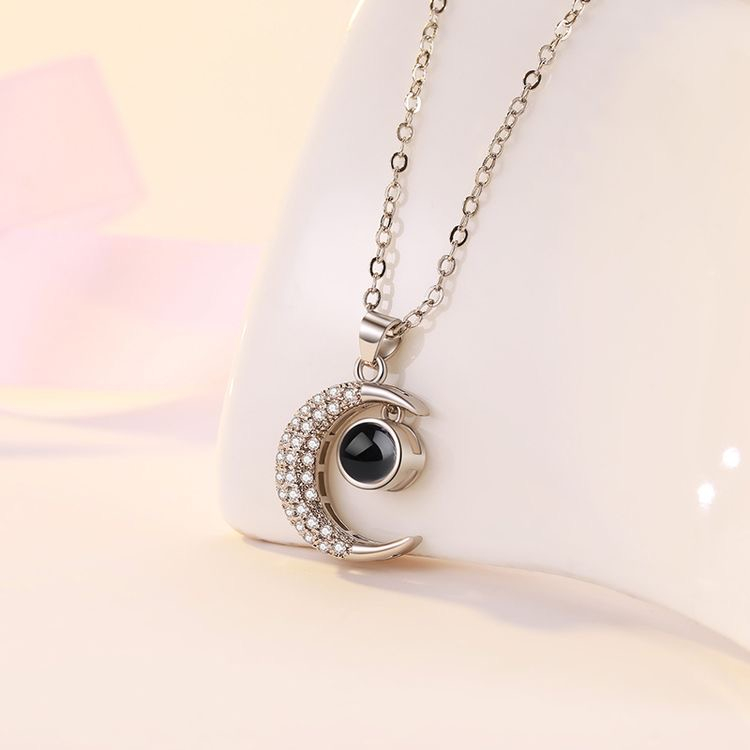 گردنبند زنانه مدل دوست دارم به صد زبان دنیا طرح ماه