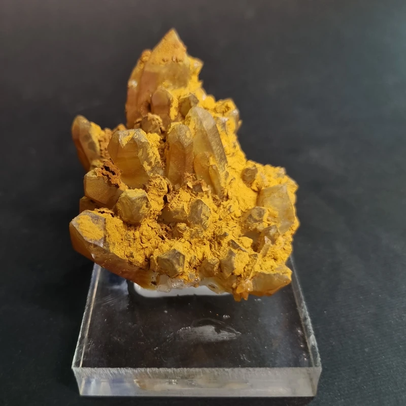 عکس شماره 3 : سنگ راف کوارتز مدل فانتوم سیترین کد q715