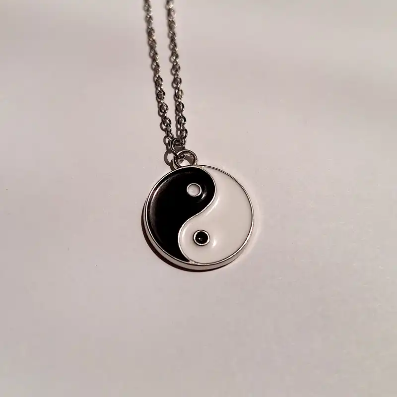 گردنبند زنانه مدل مینیمال کارما