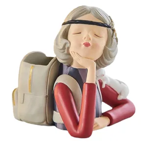 مجسمه هوم لاکس مدل دختر کوله پشتی