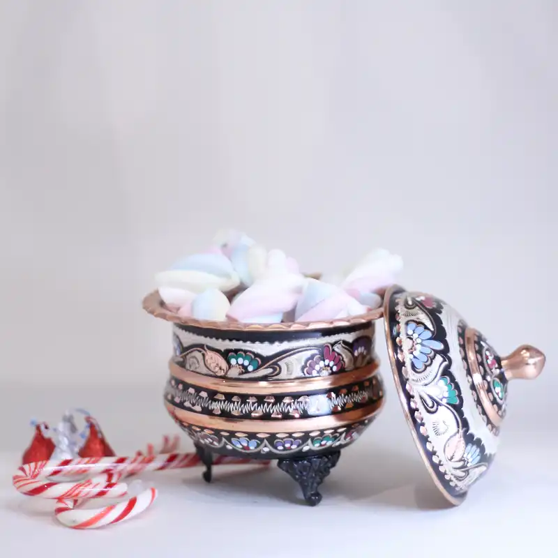 قندان میناکاری مسی طرح سه پایه درب دار کد 088