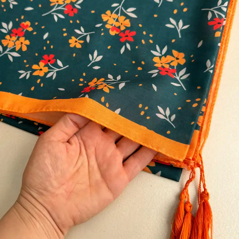 روسری زنانه مدل نخی شاد گلدار قواره بزرگ منگوله دار چهار فصل کد 2