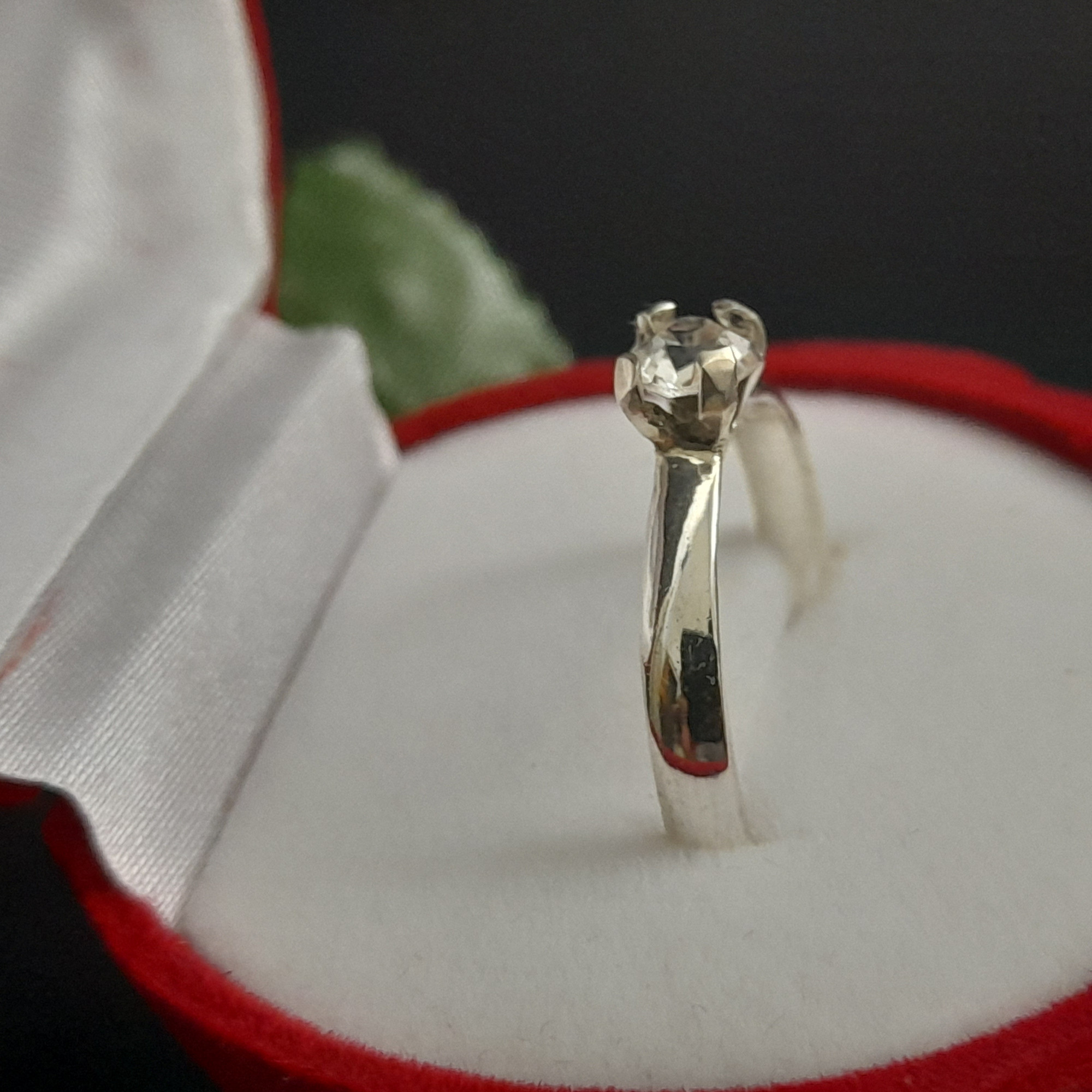 انگشتر نقره زنانه مدل تک نگین