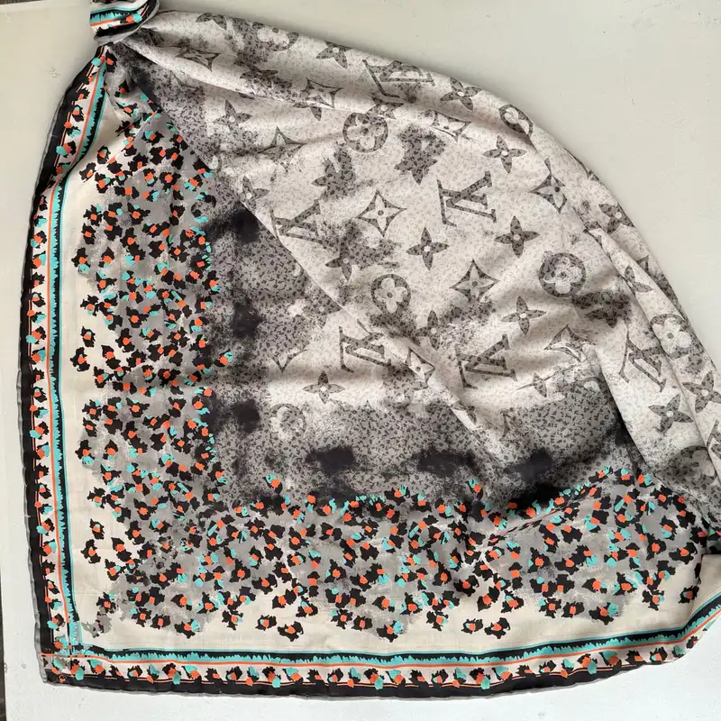 روسری زنانه مدل نخی ساده حاشیه ابر و بادی پلنگی چهار فصل دور دست دوز قواره بزرگ کد 1