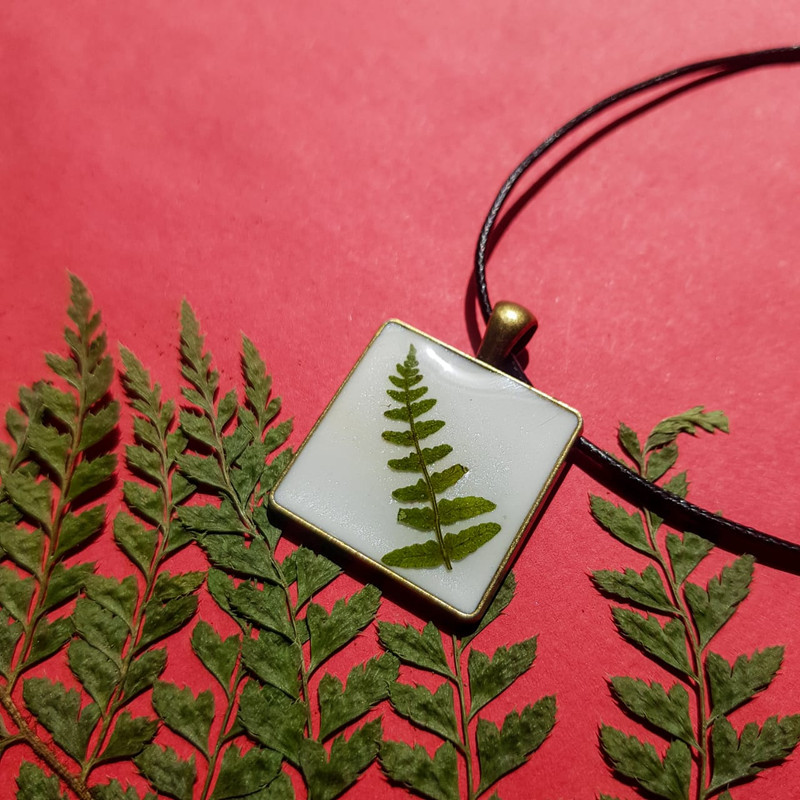 گردنبند دخترانه مدل رزینی طرح سرخس کد 02 گردنبند دخترانه مدل رزینی طرح سرخس کد 02