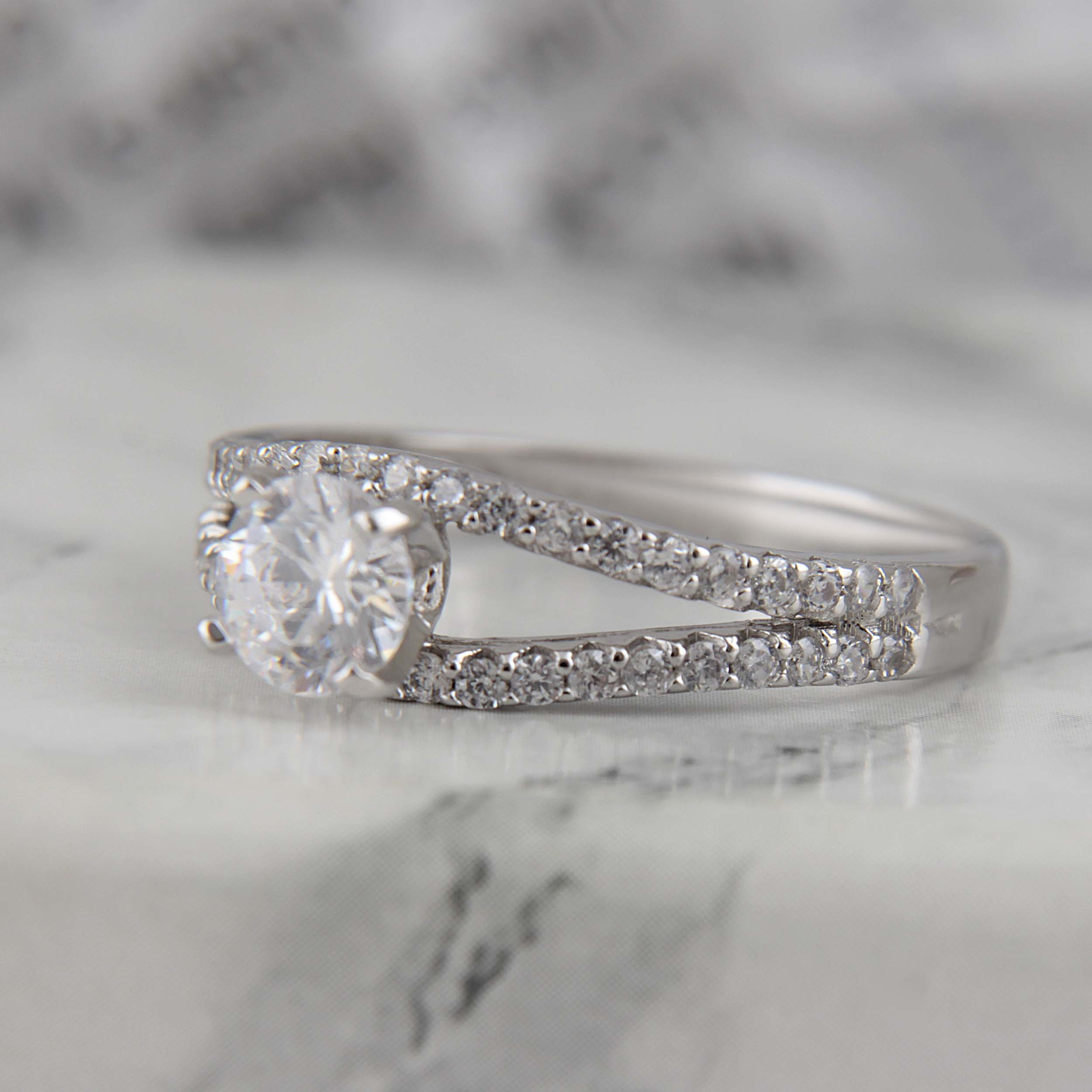 انگشتر نقره زنانه بازرگانی میلادی مدل نگین برلیان اتمی ابکاری رادیوم کد AWR_1430