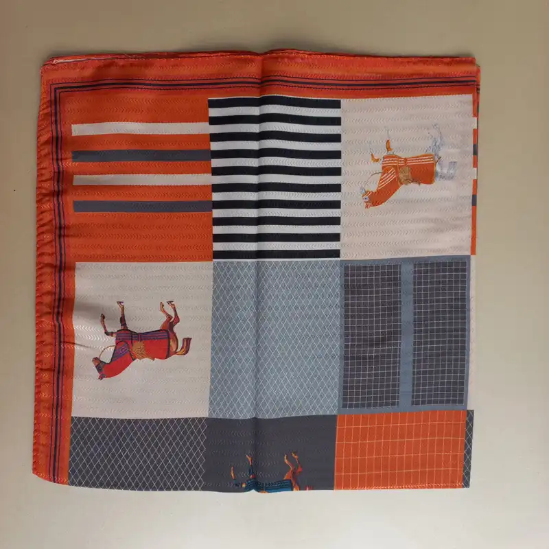 روسری زنانه مدل مینی اسکارف نخی چهارخانه اسب دار طرح پاییزی