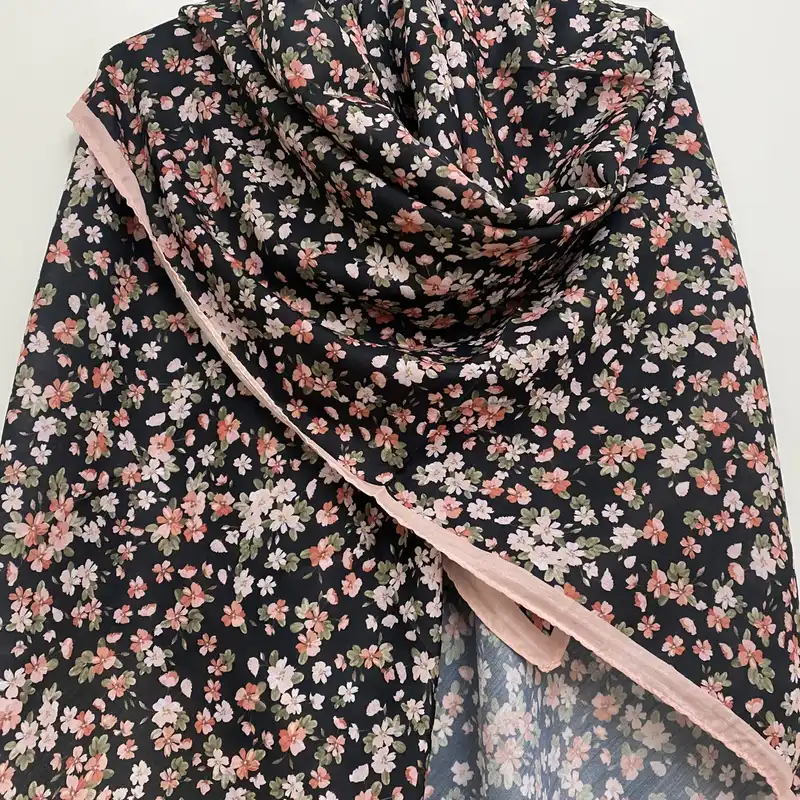 روسری زنانه مدل نخ چهارفصل منگوله دار کد 2131