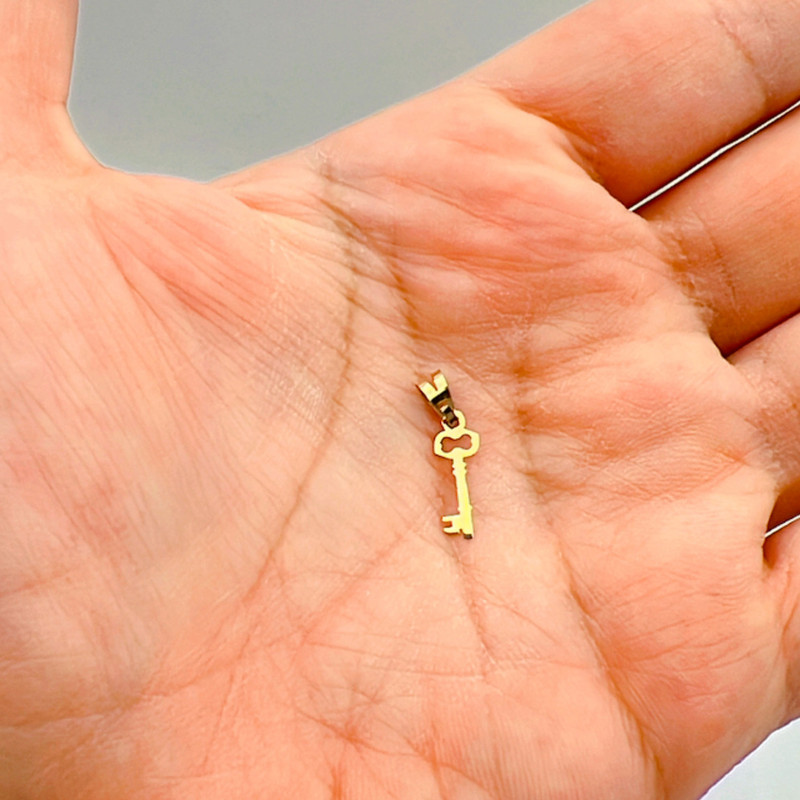 آویز گردنبند طلا 18 عیار زنانه گالری صادقی طرح کلید