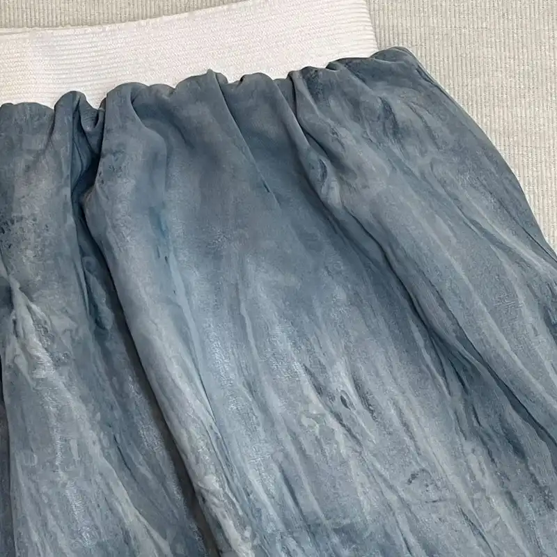 دامن چیندار زنانه مدل حریر رنگ آبی کاربنی