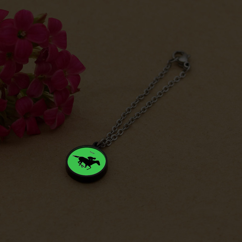 آویز ساعت زنانه ناکسیگو مدل شب تاب طرح اسب سواری کد AW7229 آویز ساعت زنانه ناکسیگو مدل شب تاب طرح اسب سواری کد AW7229