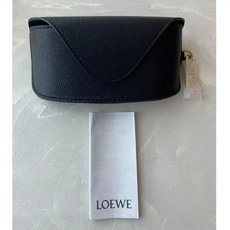 عینک آفتابی زنانه لووه مدل LW 40117 I - 4701A