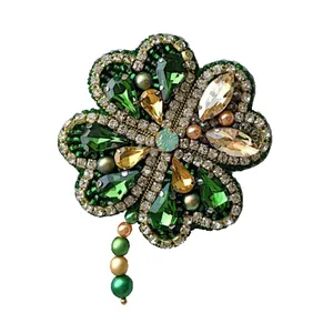 گل سینه زنانه مدل برگ چهارپر