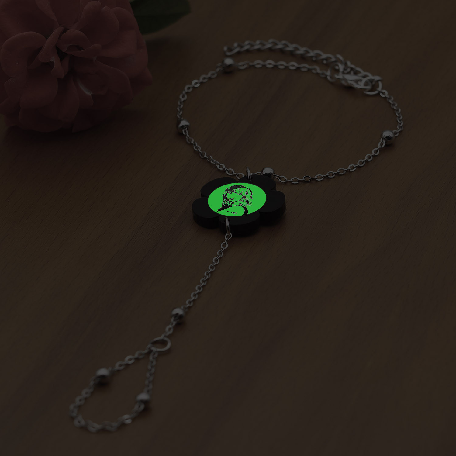 دستبند زنانه ناکسیگو مدل تمیمه طرح تیلور سوئیفت کد TM11182