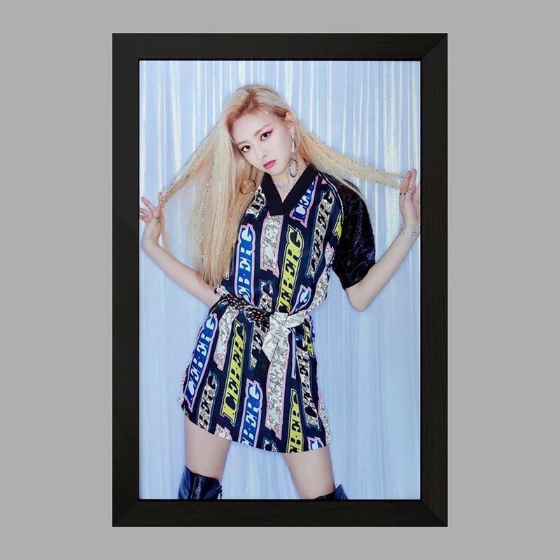 تابلو خندالو مدل یونا گروه ایتزی ITZY  کد 12440