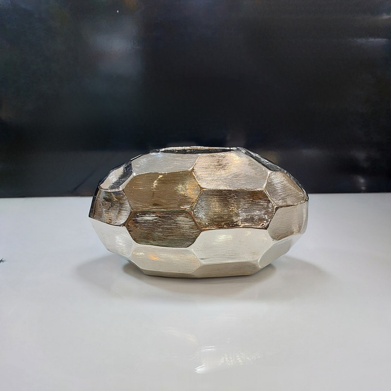 گلدان دکوری مدل آلومینیوم طرح چند ضلعی