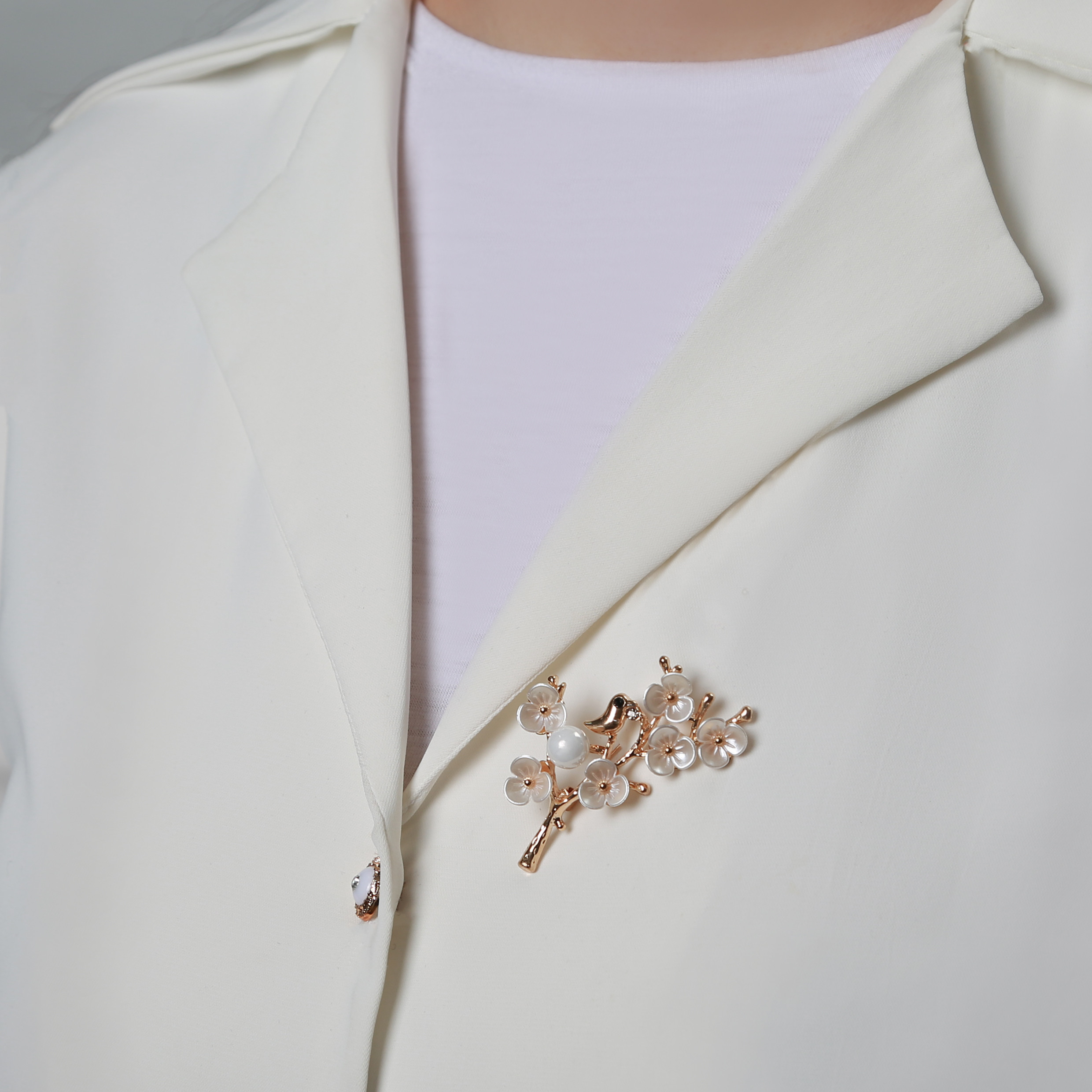 گل سینه زنانه مدل شکوفه و موارید کد 112005528