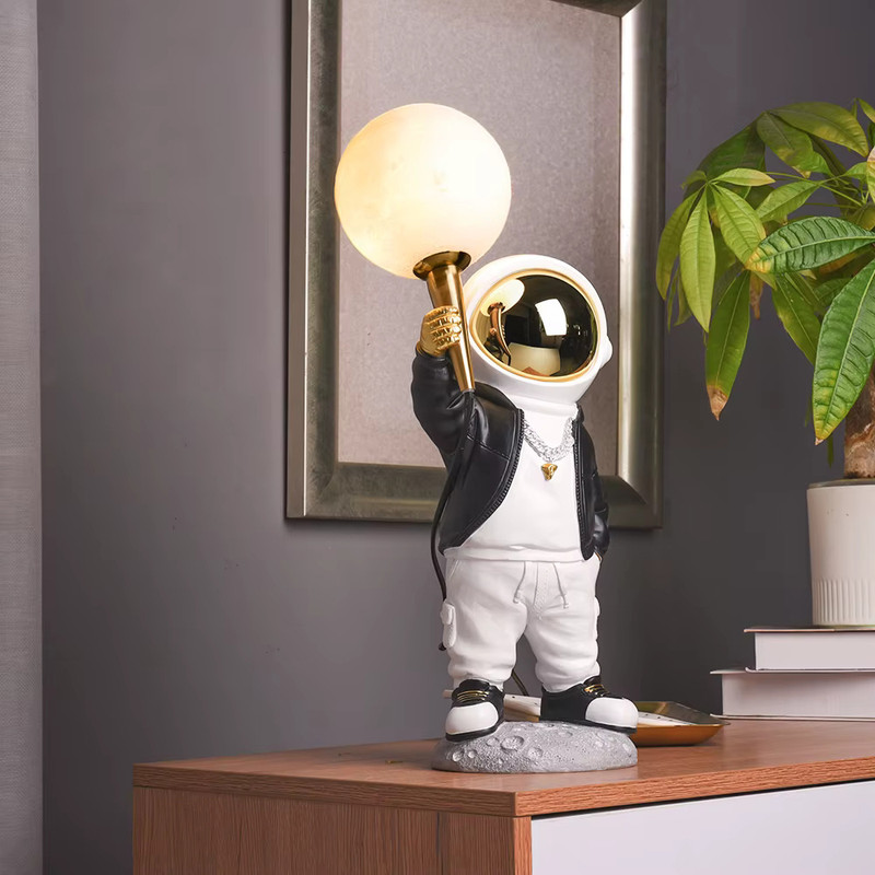 چراغ رومیزی تزئینی طرح فیگور فضانورد هوماری مدل Moon Pal