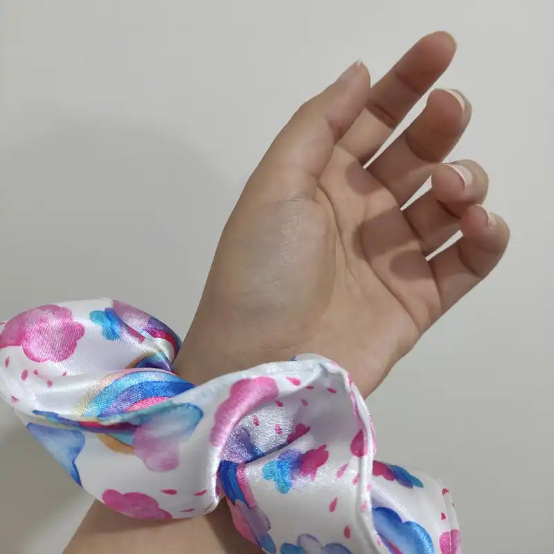 کش مو زنانه مدل اسکرانچی ساتن ابریشم طرح رنگین کمان