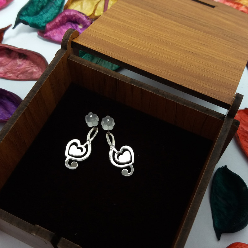 گوشواره نقره زنانه مدل نت موسیقی با قلب گوشواره نقره زنانه مدل نت موسیقی با قلب