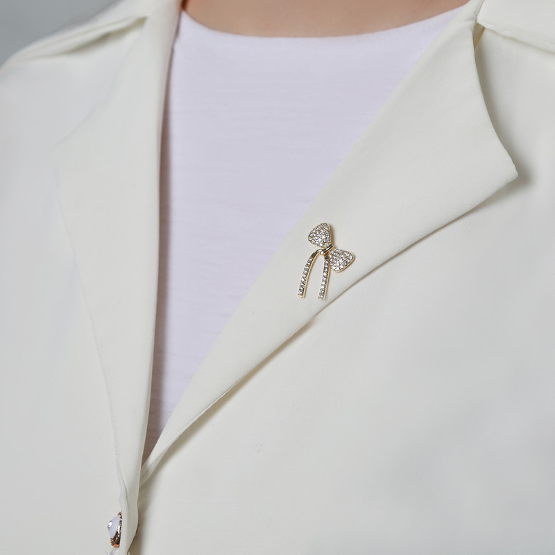 گل سینه زنانه مدل پاپیون نگین دار کد 112005628