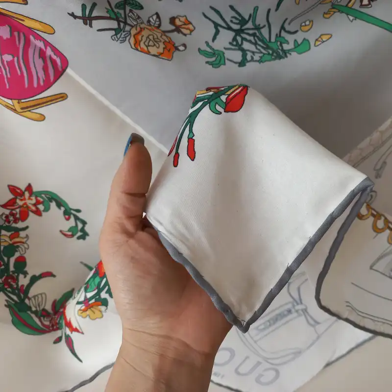 روسری زنانه  مدل ابریشم توییل دور دست دوز گلدار فانتزی کد 33