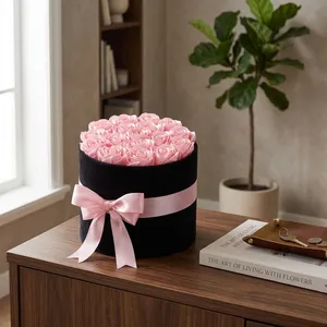 باکس گل مصنوعی رز روبانی، 16 گل، ابعاد 23×45×22 سانتی‌متر، وزن 2500 گرم، مناسب هدیه برای تولد