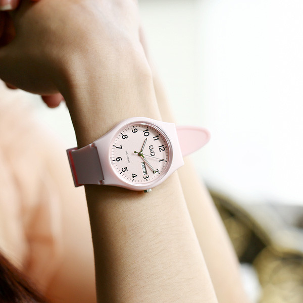 ساعت مچی عقربه ای زنانه کیو اند کیو مدل A212J005Y