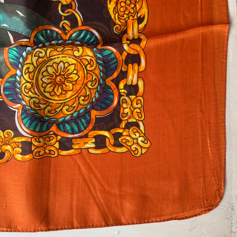 روسری زنانه مدل حریر ابرشیم زنجیره ای کد 01